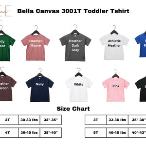 Może przedstawiać: Tabela rozmiar&oacute;w dla dziecięcego T-shirtu Bella Canvas 3001T z 10 r&oacute;żnymi opcjami kolorystycznymi: Zielony Kelly, Heather Mauve, Heather Dark Grey, Athletic Heather, True Royal, Heather Maroon, Navy, Biały, R&oacute;żowy i Czarny. Tabela pokazuje odpowiadające im wagi i wzrosty dla każdego rozmiaru: 2T, 3T, 4T i 5T.