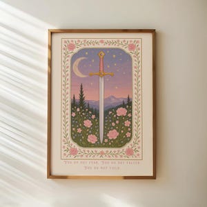 Nie boisz się. Nie chwiejesz się. Nie poddajesz się Wydrukuj, Sztuka ścienna fantasy, Prezent dla miłośniczki książek dla dziewcząt, Sztuka miecza, Cytat z książki, Różowy wydruk