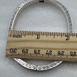 Pulsera tipo brazalete ovalada con bisagra, plateada, con diamantes de imitación de cristal y el secreto del amor de Brighton imagen 9