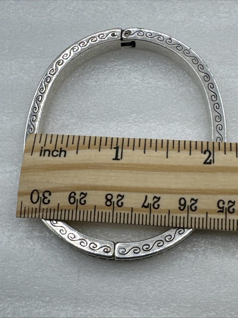 Pulsera tipo brazalete ovalada con bisagra, plateada, con diamantes de imitación de cristal y el secreto del amor de Brighton imagen 9