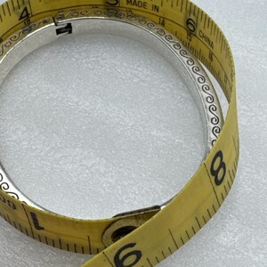 Pulsera tipo brazalete ovalada con bisagra, plateada, con diamantes de imitación de cristal y el secreto del amor de Brighton imagen 10