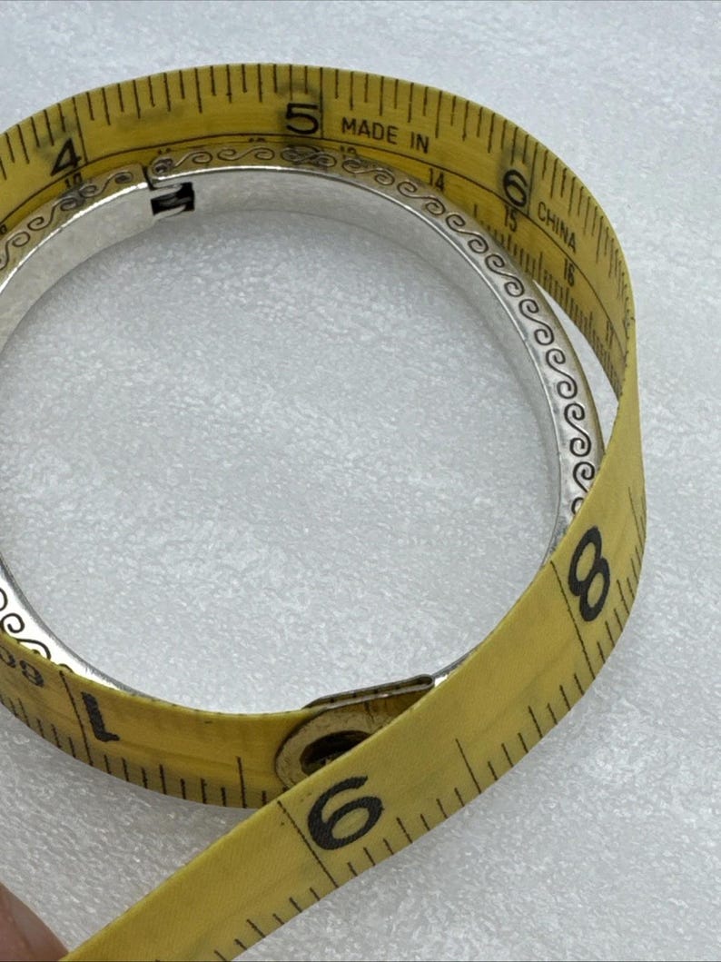 Pulsera tipo brazalete ovalada con bisagra, plateada, con diamantes de imitación de cristal y el secreto del amor de Brighton imagen 10