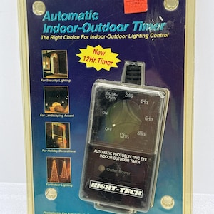 Puede incluir: Un temporizador automático para interiores y exteriores Right-Tech en su embalaje original. El temporizador negro tiene un dial con ajustes de 2, 4, 6, 8 y 12 horas, y una opción de anochecer-amanecer. El embalaje es azul y dorado.