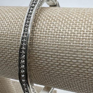 Pulsera tipo brazalete ovalada con bisagra, plateada, con diamantes de imitación de cristal y el secreto del amor de Brighton imagen 1