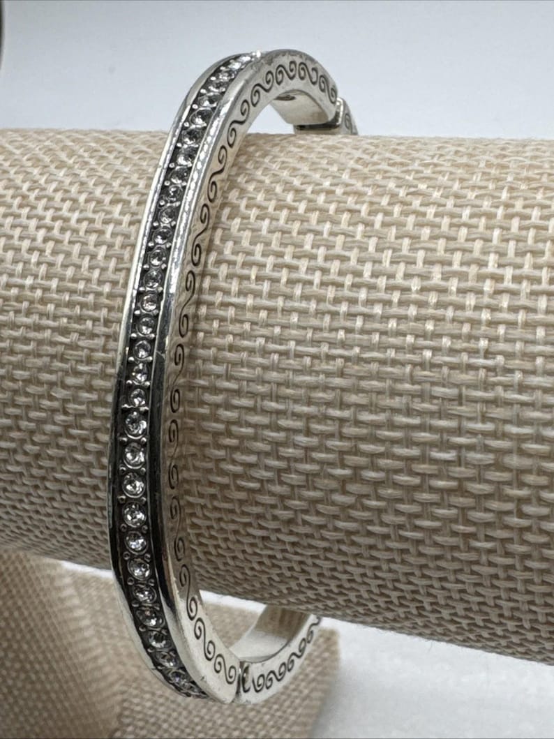 Pulsera tipo brazalete ovalada con bisagra, plateada, con diamantes de imitación de cristal y el secreto del amor de Brighton imagen 1