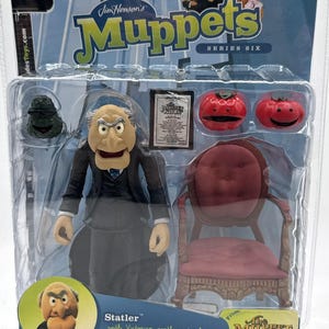 Puede incluir: Una figura de acción de Statler de la serie seis de los Muppets de Jim Henson en su empaque original. Incluye una silla de estilo victoriano, un programa, un aguacate Muppet y dos tomates Muppet. El empaque presenta el logo de los Muppets.