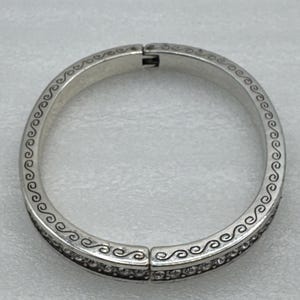 Pulsera tipo brazalete ovalada con bisagra, plateada, con diamantes de imitación de cristal y el secreto del amor de Brighton imagen 2