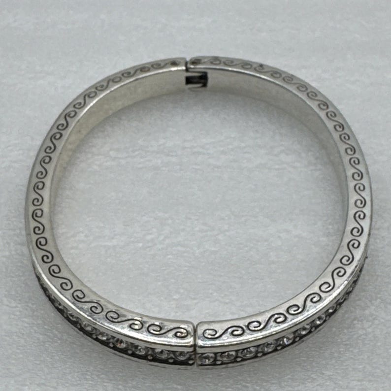 Pulsera tipo brazalete ovalada con bisagra, plateada, con diamantes de imitación de cristal y el secreto del amor de Brighton imagen 2