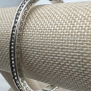 Pulsera tipo brazalete ovalada con bisagra, plateada, con diamantes de imitación de cristal y el secreto del amor de Brighton imagen 4