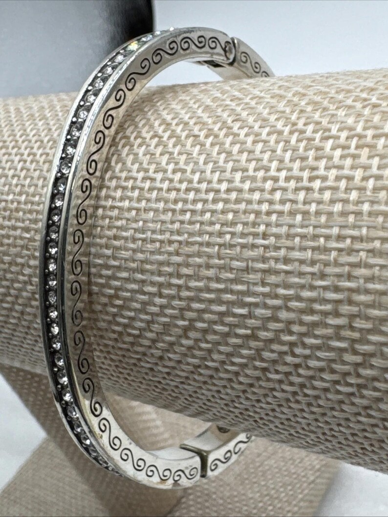 Pulsera tipo brazalete ovalada con bisagra, plateada, con diamantes de imitación de cristal y el secreto del amor de Brighton imagen 4