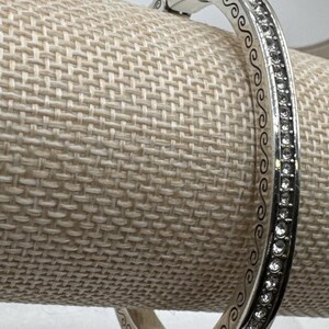 Pulsera tipo brazalete ovalada con bisagra, plateada, con diamantes de imitación de cristal y el secreto del amor de Brighton imagen 3