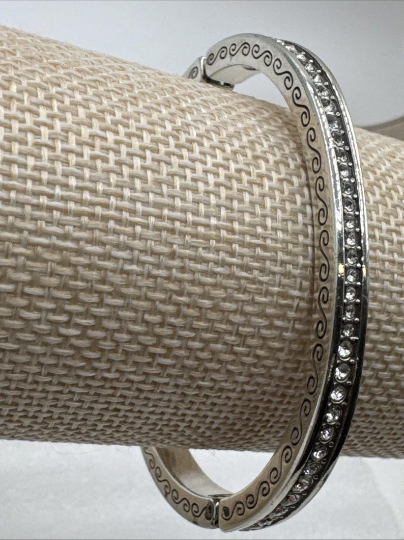 Pulsera tipo brazalete ovalada con bisagra, plateada, con diamantes de imitación de cristal y el secreto del amor de Brighton imagen 3