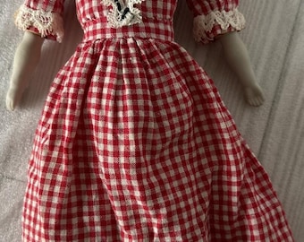 Muñeca antigua de 30 cm (12 pulgadas) con cabeza de porcelana, brazos de porcelana, cuerpo de tela y vestido a cuadros de encaje.