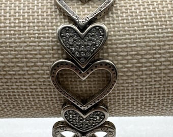 Pulsera Brighton Heart Link Fall in Love de 7 pulgadas con detalles de cristal en tono plateado.