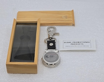 Orologio portachiavi promozionale HTF per Keystone Foods con garanzia e scatola originale in legno.