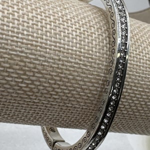Pulsera tipo brazalete ovalada con bisagra, plateada, con diamantes de imitación de cristal y el secreto del amor de Brighton imagen 5