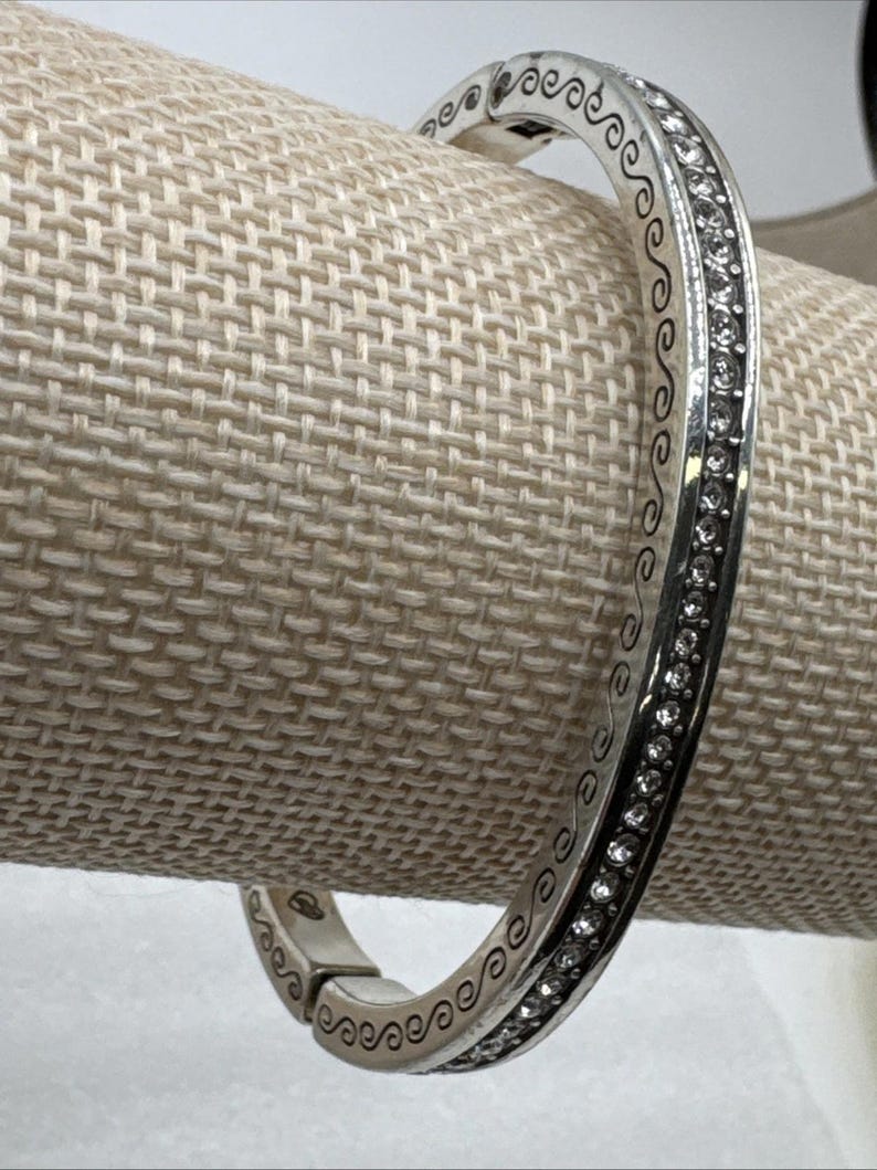 Pulsera tipo brazalete ovalada con bisagra, plateada, con diamantes de imitación de cristal y el secreto del amor de Brighton imagen 5