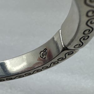 Pulsera tipo brazalete ovalada con bisagra, plateada, con diamantes de imitación de cristal y el secreto del amor de Brighton imagen 7