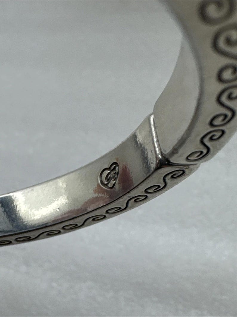 Pulsera tipo brazalete ovalada con bisagra, plateada, con diamantes de imitación de cristal y el secreto del amor de Brighton imagen 7