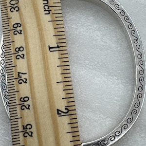 Pulsera tipo brazalete ovalada con bisagra, plateada, con diamantes de imitación de cristal y el secreto del amor de Brighton imagen 8