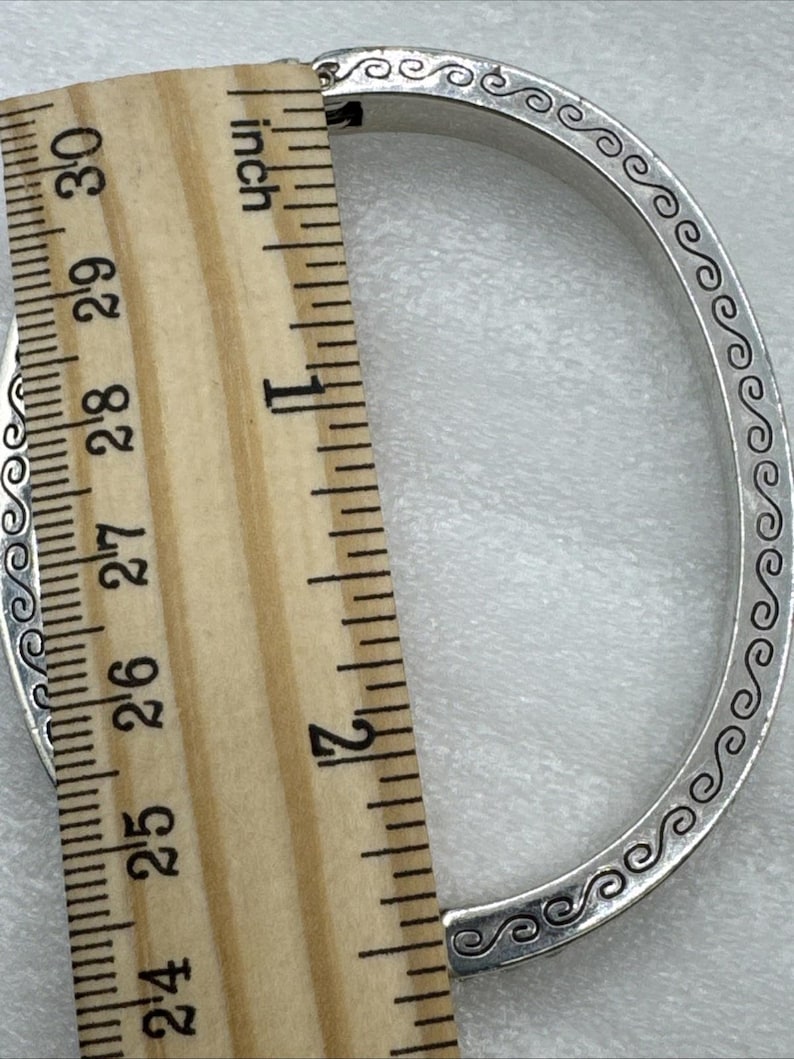 Pulsera tipo brazalete ovalada con bisagra, plateada, con diamantes de imitación de cristal y el secreto del amor de Brighton imagen 8