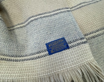 Manta vintage de lana Pendleton de 66"x52", a rayas, color beige, crema y con flecos azules.