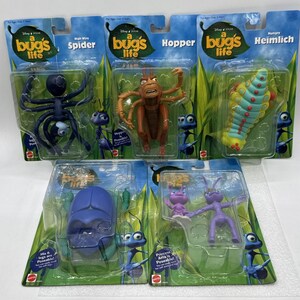 Puede incluir: Cinco figuras de acción de A Bug's Life en su empaque original, incluyendo High Wire Spider, Hopper, Hungry Heimlich, un escarabajo azul y Princess Atta. Cada figura de plástico está en un blíster transparente sobre cartón.