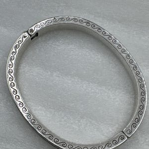 Pulsera tipo brazalete ovalada con bisagra, plateada, con diamantes de imitación de cristal y el secreto del amor de Brighton imagen 6