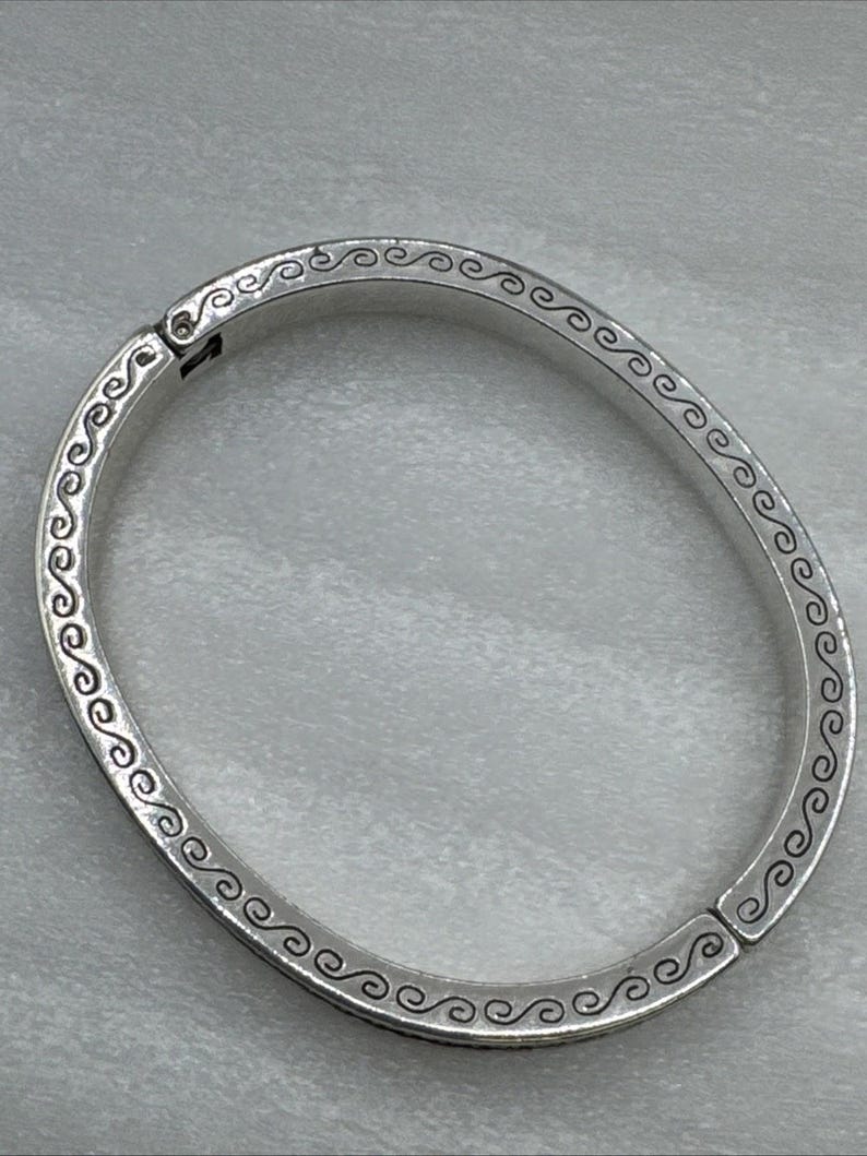 Pulsera tipo brazalete ovalada con bisagra, plateada, con diamantes de imitación de cristal y el secreto del amor de Brighton imagen 6