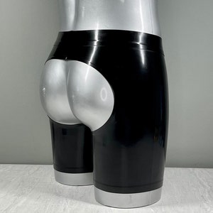Peut inclure: Short en latex noir avec une découpe dans le dos.