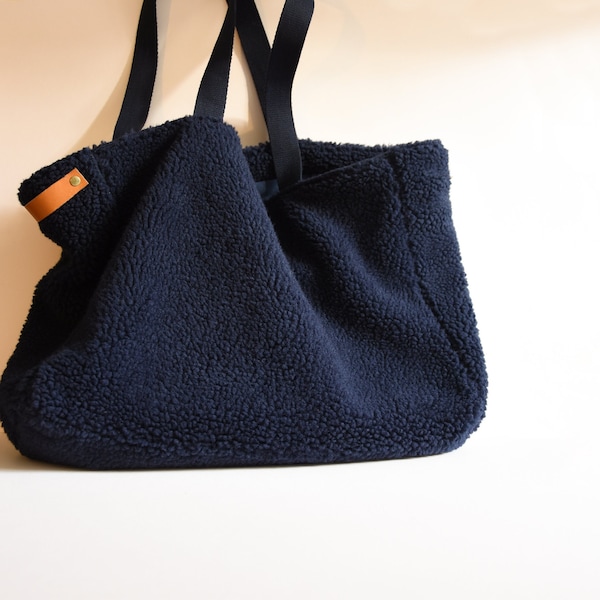 Sac cabas sherpa, imitation fausse peau de mouton marine, doublure coton oekotex, détail cuir, sac porté épaule, IciNuee