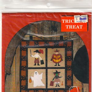 Peut inclure: Un modèle de courtepointe pour une tenture murale sur le thème d'Halloween. Le motif présente un design en patchwork avec des images de fantômes, de citrouilles, de sorcières et d'un pirate. Le motif est intitulé "Trick or Treat" et provient de Calico Garden Patterns.