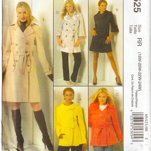 Peut inclure: Un patron de couture pour un trench-coat, présentant cinq styles différents. Le patron est pour les tailles 18W-20W-22W-24W. Le numéro du patron est M5525/RR.