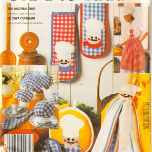 Peut inclure: Un patron de couture pour un ensemble d'accessoires de cuisine avec un motif de chef de dessin animé. Le patron comprend des instructions pour la fabrication de maniques, de mitaines de four et d'un chauffe-thé. Le patron est intitulé "The Kitchen Chef" et "Le Chef Cuisinier".