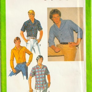 Peut inclure: Patron de couture Simplicity vintage 8944, avec des illustrations de chemises pour hommes. Les modèles incluent des chemises à imprimé floral bleu, jaune et à carreaux. L'emballage est vert avec le texte "Simplicity" et le prix.