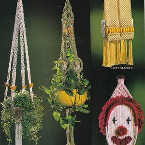 Peut inclure: Trois suspensions macramées pour plantes, l'une avec un motif de papillon, l'autre avec un motif de hibou de nuit et la dernière avec un motif de range-couches. Le range-couches est fait de fil blanc et présente un motif de perles jaunes. Les suspensions papillon et hibou de nuit sont faites de fil blanc et ont une plante verte suspendue à elles.