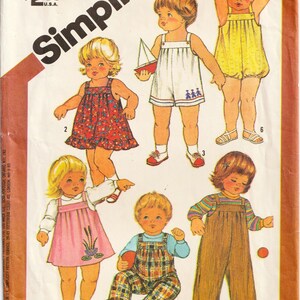 Peut inclure: Patron de couture Simplicity vintage avec des illustrations de vêtements pour enfants. Le patron comprend des modèles de robes, de salopettes et de shorts. Le texte "NOT SUITABLE FOR SLEEPWEAR" est visible.