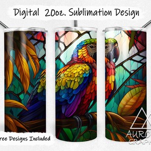 Puede incluir: Un vaso de 20 oz con un diseño de loro colorido. El diseño presenta un loro vibrante posado en una rama, sobre un fondo de vidrieras. El vaso incluye el texto "Digital 20oz. Sublimation Design" y "9 Free Designs Included".