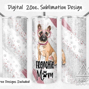 Puede incluir: Un vaso blanco y plateado con purpurina, con una franja rosa y huellas de patas. El vaso presenta un Bulldog Francés de dibujos animados con gafas rosas y el texto "Frenchie Mom".