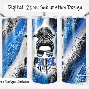 Puede incluir: Un diseño de sublimación para un vaso de 20 oz con un patrón de mármol azul y blanco con acentos de purpurina negra. El diseño incluye una mujer con un moño, usando gafas de sol y una bandana azul y blanca con el texto "Police Wife".