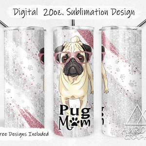 Pode incluir: Um copo branco e rosa com glitter com um pug usando óculos rosa e um laço rosa. O copo tem o texto "Pug Mom".