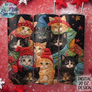 Puede incluir: Un diseño digital para un vaso de 591 ml con un grupo de gatos que llevan gorros y bufandas de invierno, acurrucados en una colcha colorida con estrellas. El diseño es perfecto para los amantes de los gatos y los entusiastas del invierno.