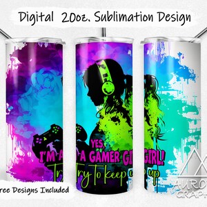 Puede incluir: Tres diseños de sublimación de 20 onzas que presentan a una chica gamer con auriculares y un mando. Los diseños tienen un fondo de acuarela colorido con el texto "YES I'M A GAMER GIRL! TRY TO KEEP UP".