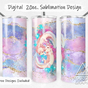 Op de afbeelding: Drie 20 oz. sublimatiebekerontwerpen met een aquarel achtergrond met gouden glitter en twee axolotls. De axolotls zijn roze en wit met blauwe accenten. De tekst "9 Free Designs Included" staat onderaan de afbeelding.