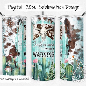 Pode incluir: Um design de sublimação para um copo de 20 onças com um padrão de pele de vaca, grão de madeira turquesa e marrom, uma caveira com chifres, cactos e o texto "Should've come with a warning".