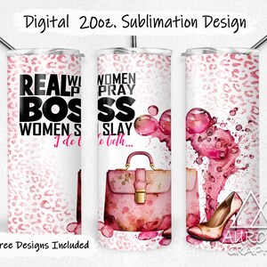 Op de afbeelding: Drie sublimatieontwerpen voor een 20 ounce tumbler. De ontwerpen hebben een roze luipaardprint achtergrond met de tekst "REAL WOMEN BOSS" en "WOMEN PRAY SLAY I do both..."  De ontwerpen bevatten ook een roze handtas en een roze hakschoen.