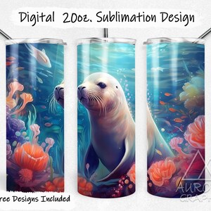 Puede incluir: Un diseño de sublimación para un vaso de 20 oz que presenta una foca de dibujos animados nadando en un océano azul con arrecifes de coral y peces. El diseño es perfecto para crear vasos personalizados para los amantes del océano.