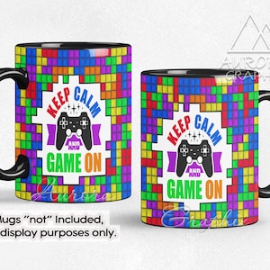 Op de afbeelding: Twee zwarte koffiemokken met een witte achtergrond en een kleurrijk gepixelde ontwerp. Het ontwerp bevat een videogamecontroller met de tekst "Keep Calm and Game On".