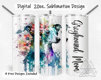 Op de afbeelding: Een witte 20oz. sublimatiebeker met een aquarelontwerp van een windhond met bloemen. De tekst "Greyhound Mom" staat aan de rechterkant van de beker.