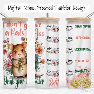 Op de afbeelding: Drie 25 ounce frosted tumblers met verschillende ontwerpen. De eerste tumbler heeft een cartoonmuis met bloemen en de tekst "I don't give a Rats Ass". De tweede tumbler heeft een bloemenontwerp en de tekst "Drink your water Refuel". De derde tumbler heeft een bloemenontwerp en de tekst "Start Sippin, Keep Going, Lookin Ratical, You Go Girl, Congrats".